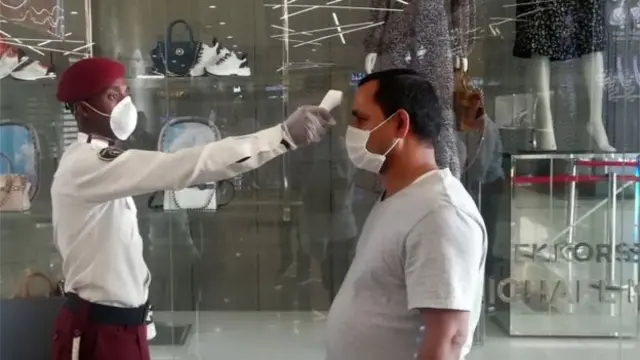 คนโดนตรวจอุณหภูมิ