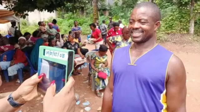 Ndị Anambra pụtara n'igwe ma jụụ ụjọ dịka ha tụrụ vootu ha n'ụbọchị ntulika e mere n'ụbọchị isii nke ọnwa Nọvamba 2021