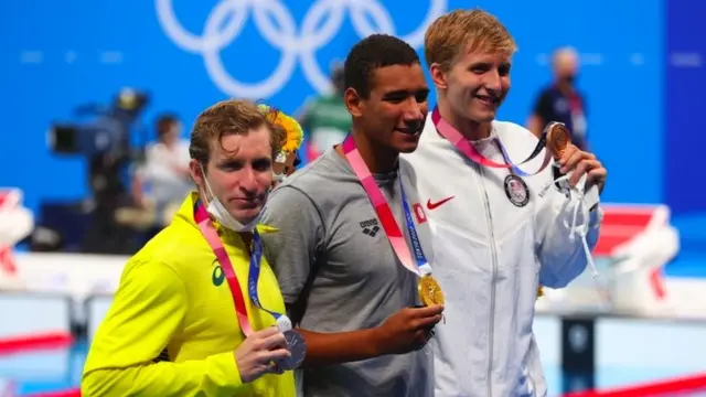 अहमेद हाफ्नाओईका साथमा ज्याक मक्लक्लिन र केरन स्मिथ