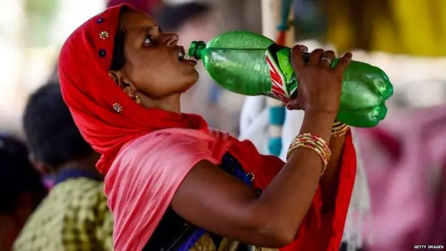 પાણી પીતી યુવતીની તસવીર
