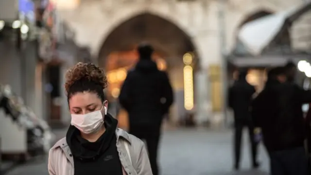 Genç kadınların en temel ihtiyaçlarını bile karşılamakta zorluk çekmesi geleceğe daha karamsar bakmalarına yol açıyor