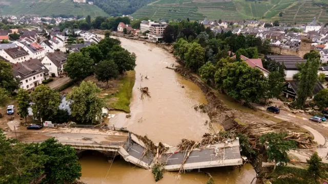 Разрушенный мост в городе Бад-Нойенар-Арвайлер