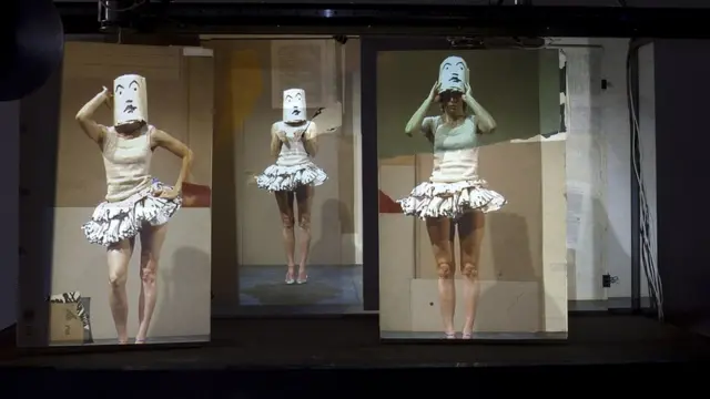 "Прямо ей в руки"