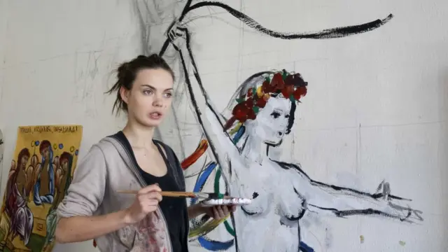 Oksana Shachko pintando una mujer en una pared, en 2012.