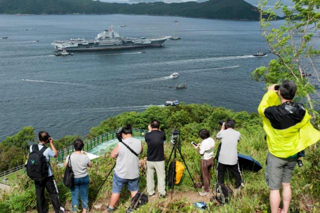 攝影愛好者與軍事迷在香港島摩星嶺一帶山頭拍攝遼寧號進港（7/7/2017）