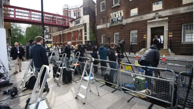 미들턴 왕세손비가 출산한 병원 앞에 세계 언론사 취재진이 모여 있다