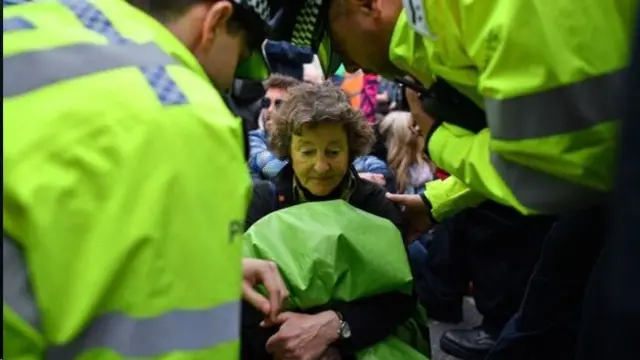 پلیس شمار زیادی از معترضان را بازداشت کرده است