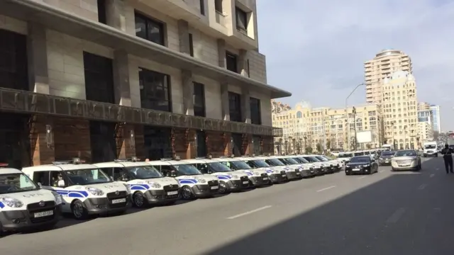 Bakı Ağır Cinayətlər Məhkəməsinin yaxınlığında çoxsaylı polis avtomobilləri dayanıb