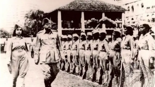 আজাদ হিন্দ ফৌজের নারী বাহিনীর প্রধানের সাথে সুভাষচন্দ্র বসু।