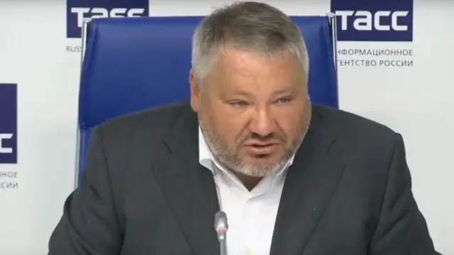 Antón Bakov en la conferencia de prensa en la que anunció el acuerdo entre Gambia y el Imperio Romanov. Foto: BBC/YouTube