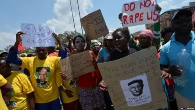 डीपस्लूट शहरांत महिला आंदोलन करताना