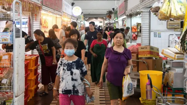 மலேசியாவுக்குச் சென்று பொருட்களை வாங்கி வரும் சிங்கப்பூரர்கள்