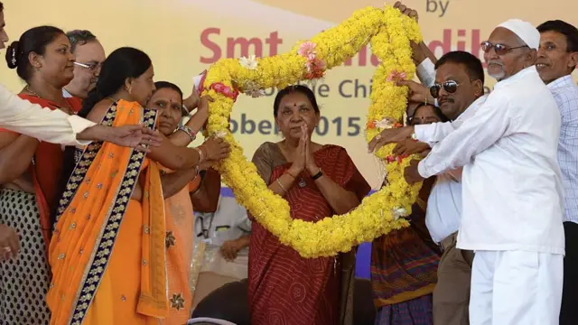 આનંદીબહેનનો ફોટો