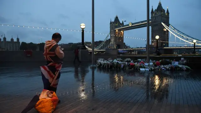 Londra'da kurbanları anmak için düzenlenen tören