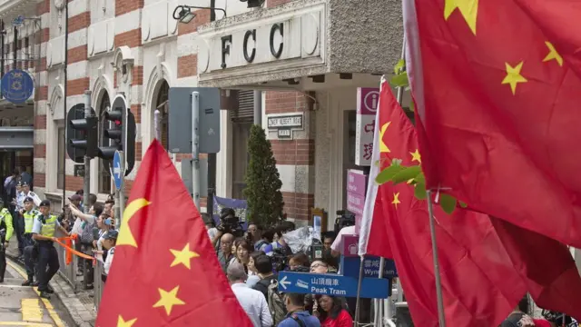 亲北京社团成员在香港外国记者会外举起中国国旗抗议（14/8/2018）