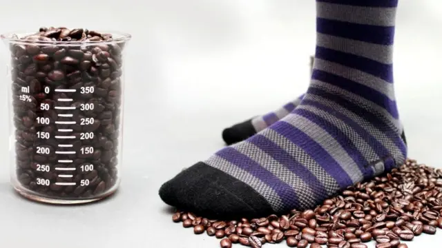 Эти носки Atlas от американского бренда мужской одежды Ministry of Supply содержат переработанный полиэстер с частицами кофе для контроля запаха