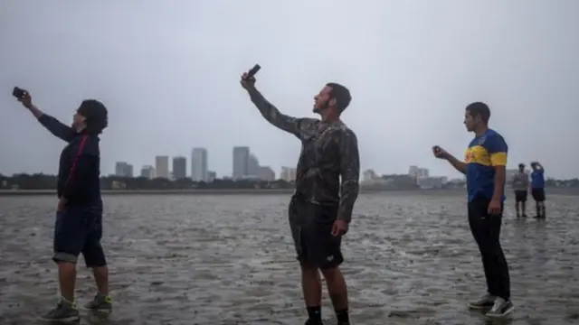 சூறாவளி பாதிப்புக்களை புகைப்படம் எடுக்க மக்கள் ஆர்வம்