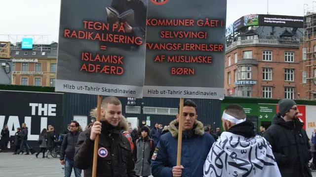 Kopenhagen. "Hizbut-Təhrir"in üzvləri övladlarında radikal baxışlar formalaşdırmaqda günahlandırılan müsəlman atanın uşaqlarını ailənin əlindən almaq barədə Danimarka hökumətinin qərarına etiraz edirlər