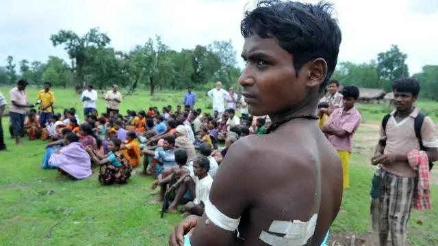 જંગલમાં રેહતા આદિવાસીઓની તસવીર