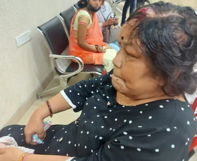 অন্তত ১৭ জন যাত্রী এই দুর্ঘটনায় আহত হয়