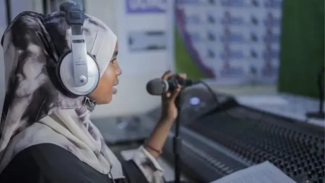 Une présentatrice à l'antenne