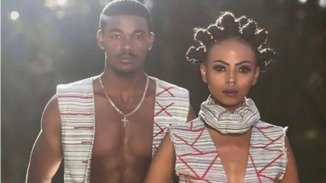 የአርቲ-ቴክቸር አልባሳትን የለበሱ ሞዴሎች