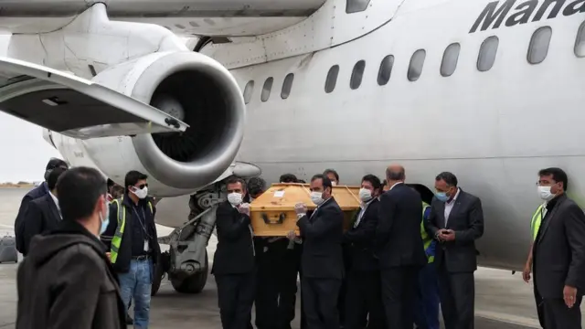 محمدرضا شجریان با پرواز ماهان به مشهد برده شد