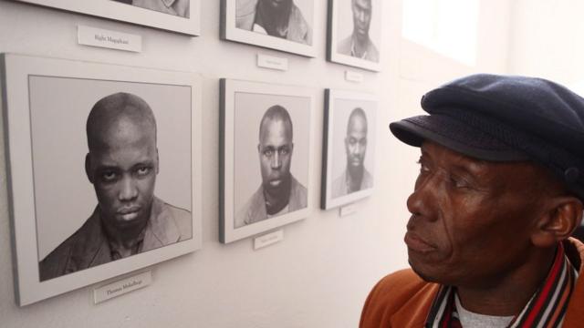 يوم الاربعاء في جنوب أفريقيا، لازاروس مولاتلهَجي ينظر الى صورة والده، توماس مولاتلهَجي،