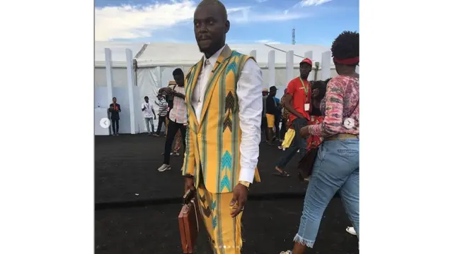 Asol ofi lẹni yìí fi ran aṣọ tirẹ̀