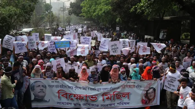 ছাত্ররা দাবি করছে তাদের আন্দোলন অরাজনৈতিক