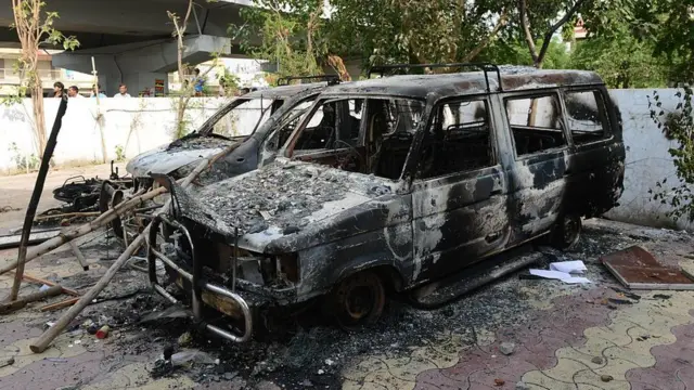 હિંસામાં સળગી ગયેલા વાહનની તસવીર