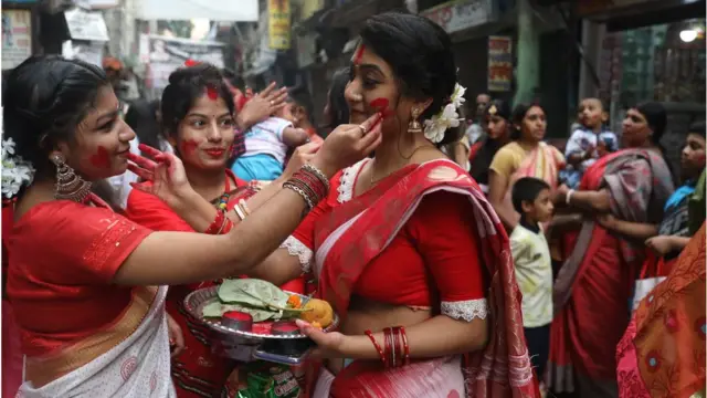 বাংলাদেশ, ভারত ও নেপালের কোটি কোটি সনাতন ধর্মাবলম্বী তাদের সবচেয়ে বড় ধর্মীয় উৎসব দুর্গাপূজা উদযাপন করেন।