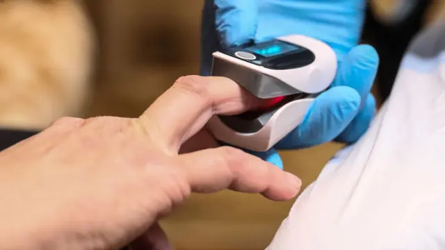 রক্তে অক্সিজেনের মাত্রা মাপার জন্য পালস অক্সিমিটার ভাল যন্ত্র