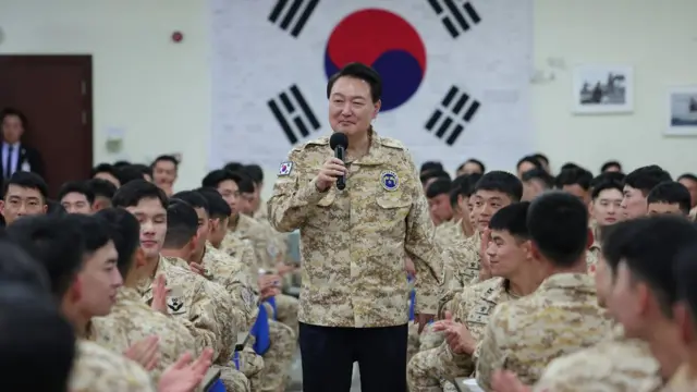 윤석열 대통령이 15일 오후(현지시간) 아랍에미리트(UAE) 아크부대를 찾아 장병들을 격려하고 있다