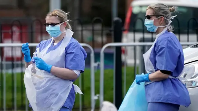 Des agents chargés du dépistage du coronavirus, le 12 mars 2020 à Wolverhampton, en Angleterre