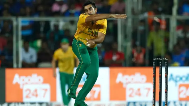 দক্ষিণ আফ্রিকায় আছেন তাবরাইজ শামসি, যিনি বা হাতে লেগ স্পিন করেন