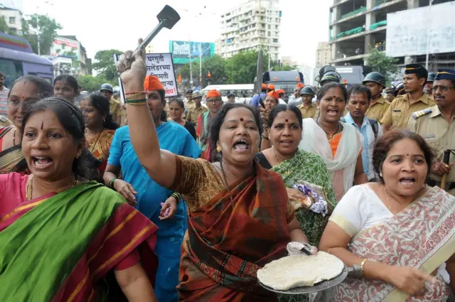 శివసేన మహిళా కార్యకర్తల ఆందోళన