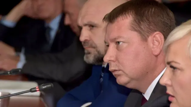 Андрій Гордєєв на засіданні Тимчасової слідчої комісії з розслідування нападів на Катерину Гандзюк та інших громадських активістів. За ним - Владислав Мангер