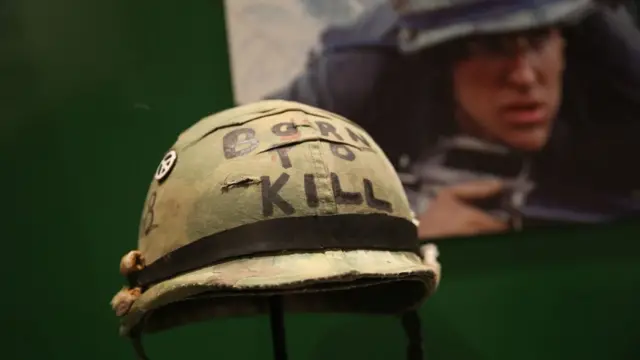 Каска американского солдата с надписью "Рожден, чтобы убивать" из фильма "Цельнометаллическая оболочка"