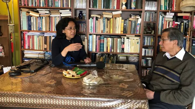 Rohmatin Bonasir mewawancarai Sungkono, eksil 65 di Belanda