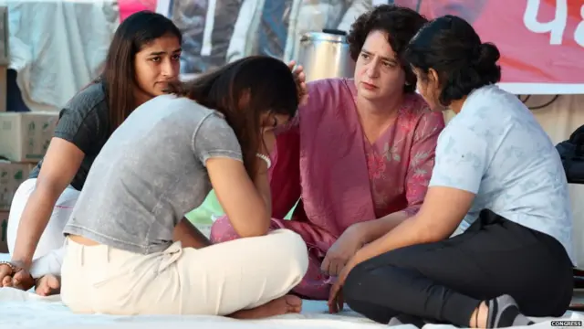 जंतर-मंतर पहुंचीं प्रियंका गांधी