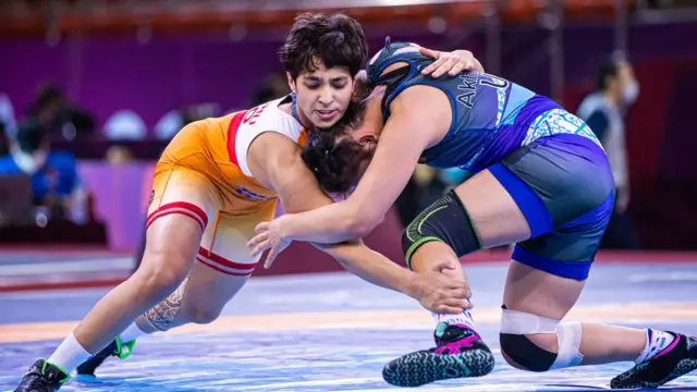 सिनीयर एशियन चैंपियनशिप में उज्बेकिस्तान की खिलाड़ी के साथ लोहा लेती अंशु मलिक