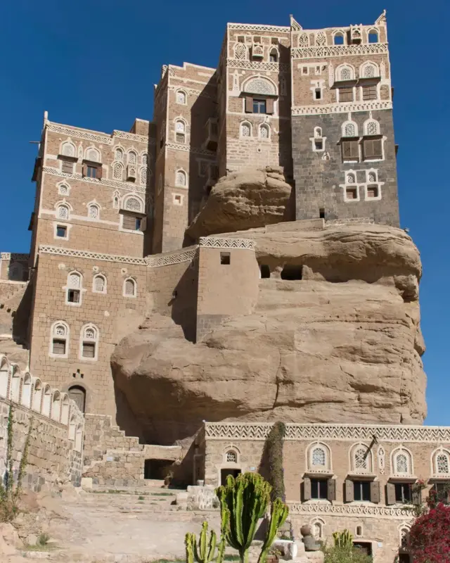 Le monumental palais Dar al-Hajar du Yémen est construit au sommet d'une flèche rocheuse naturelle