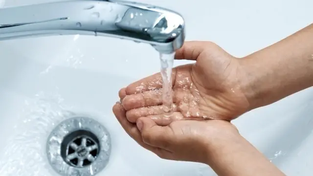 Руки під краном