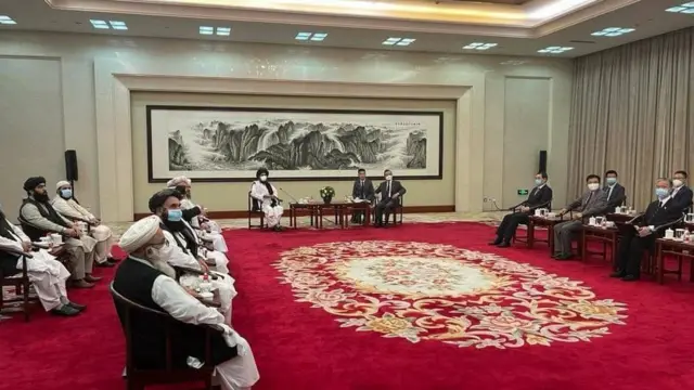 سفر ملا غنی برادر، معاون رهبر گروه طالبان، در راس هیاتی به چین و دیدار با ونگ یی، وزیر خارجه چین، ژوئیه ۲۰۲۱