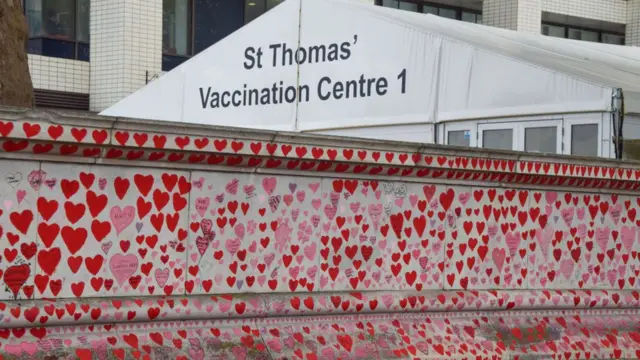 Мемориальная стена и центр вакцинации в больнице Св. Томаса в Лондоне