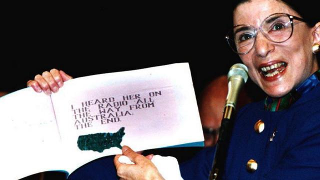 Ruth Bader Ginsburg muestra un libro que le hizo su nieto