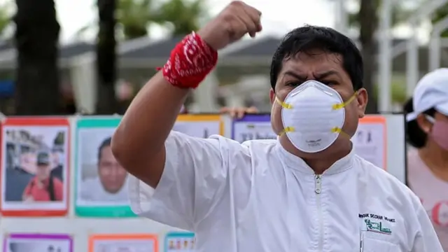 Médico peruano participa de um protesto nas ruas em Lima sobre as condições de trabalho