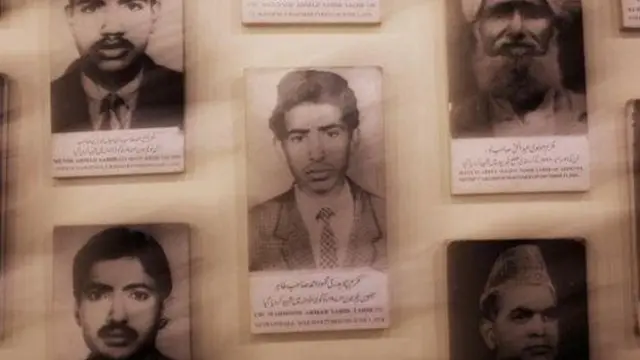 عکسهای اعضای جمعیت احمدیه که در حملات مختلف کشته شدهاند بر دیواری در موزهی احمدیه در چناب نگر، استان پنجاب آویخته شده است