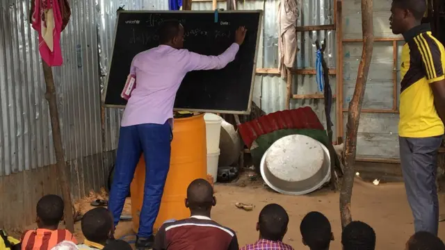 Caruurta oo casharo qaadanaya